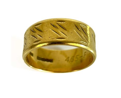 An 18ct hallmarked gold band ring. With engraved design, size Q, 7g.