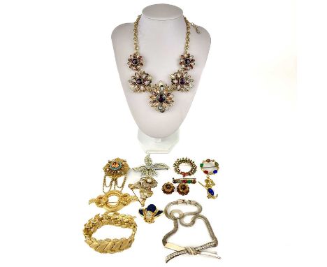 A good collection of mid-century vintage costume jewellery. Including a Joan Rivers bee brooch.