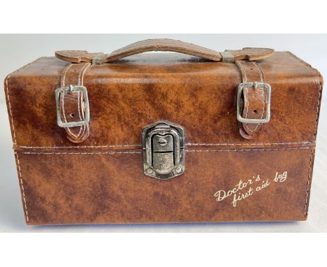 A vintage novelty 'Doctors First Aid Bag' liqueur decanter and glass set in faux leather carry case. An amber glass square sh