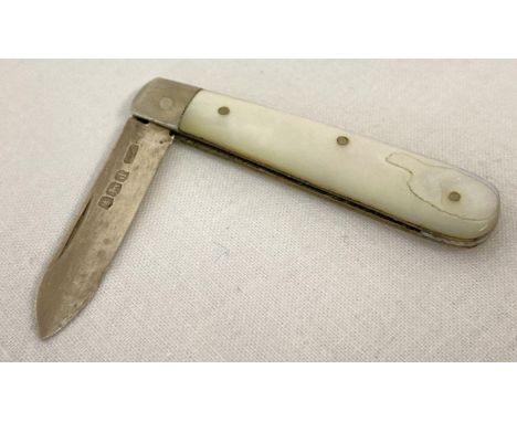 A vintage silver bladed fruit knife with mother of pearl handle. Hallmarked Sheffield 1921. Approx. 8.5cm long with blade ext