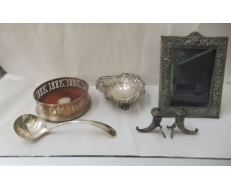 Small silver items, viz. a wine coaster&nbsp; 5"dia; a pair of cornucopia condiments pot; a heart shaped sweet dish&nbsp; 5"w