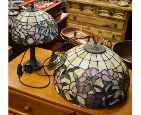 Modern table lamp having a stained and leaded glass style shade together with a similar ceiling light fitting   Condition: 