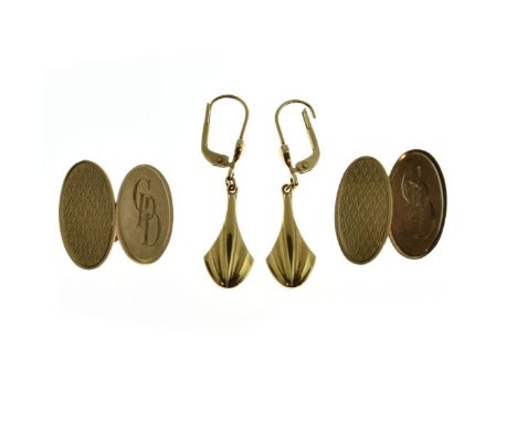 Pair of 9ct gold oval engine turned and monogrammed cufflinks and a pair of earrings stamped 9kt   Condition: 