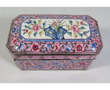 A Chinese Canton Enamel Hinged Box, 12.5 a 6.5 cm