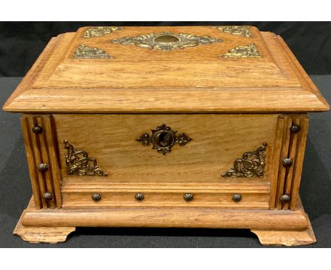 An early 20th century gilt metal mounted oak jewellery casket, hinged cover enclosing a lift-out tray, 18.5cm wide 