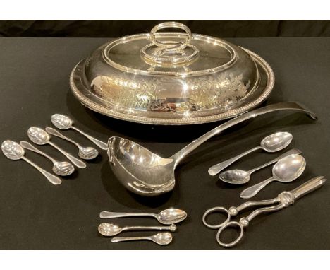 A set of five silver teaspoons, the bowls as leaves, Sheffield 1965; other silver spoons, caddy spoon, etc. total silver weig