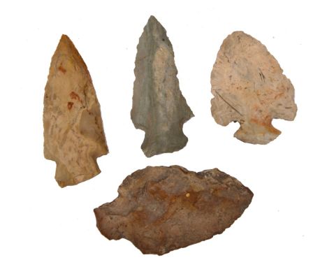 A COLLECTION OF FOUR NATIVE AMERICAN CARVED STONE ARROW HEADS of varying form, 5 to 7cm long (4)