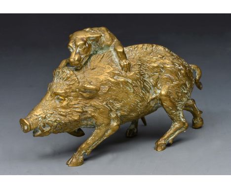 A GILT BRONZE AFTER THE ANTIQUE, a hound attacking a wild boar, 12cm long