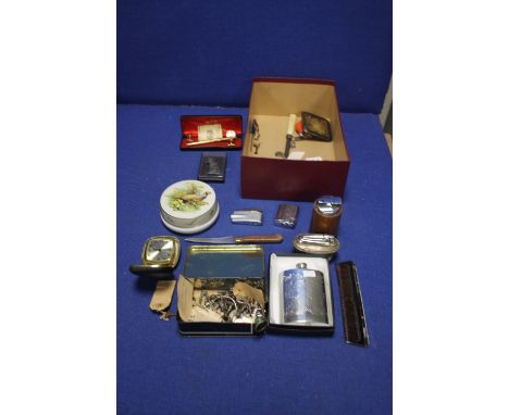 TRAY OF CURIOS TO INCLUDE TABLE LIGHTERS, TRAVEL ALARM CLOCK AND A SELECTION OF OLD KEYS AND HIP FLASK 