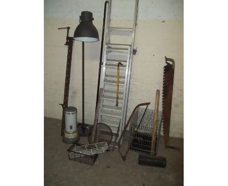 A SELECTION OF TOOLS TO INLCUDE ALUMINIUM LADDES, DOG CAGE, INDUSTRIAL STYLE LAMP, PARAFFIN HEATER ETC