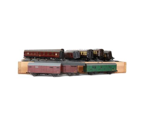Collection of '00' gauge passenger coaches, including Hornby, Bachmann, Triang and kit built examples, etc, all unboxed