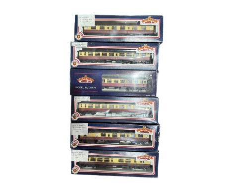 Six Bachmann '00' gauge passenger coaches, to include 34527 63ft Bullied Corridor 2nd, 34502 63ft Bullied Corridor Open Brake