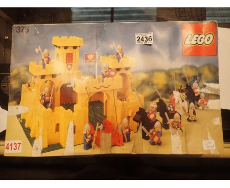 Vintage Legoland Set 375 Castle CONDITION REPORT: 12 figures present, no instructions. Not checked for complete contents. 