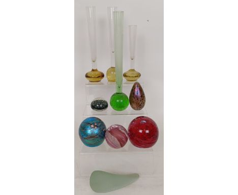 A glass paperweight, assorted art glass, and a Wedgwood garden pattern designed by Eric Ravilious plate (qty)
