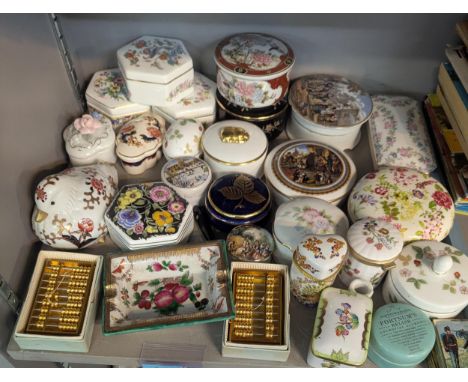 A mixed lot of ceramic pot lids A/F, trinkets and pill boxes to include a Herend example and others, along with a wax seal an