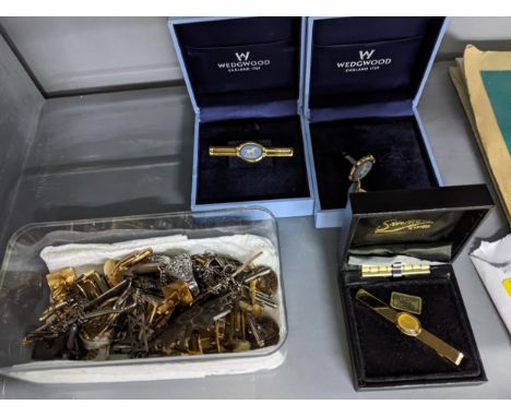 Costume jewellery to include a Wedgwood jasperware pair of cufflinks and tie pin, various other cufflinks and gent's rings an