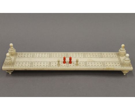 A 19th century carved ivory cribbage board. 27.5 cm long.