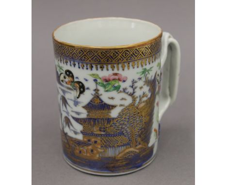 An 18th century Chinese porcelain tankard. 10.5 cm high.