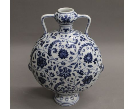 A Chinese blue and white porcelain moon vase. 27.5 cm high.