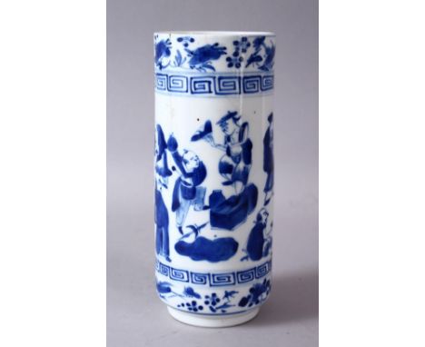 AN 18TH / 19TH CENTURY CHINESE BLUE &amp; WHITE PORCELAIN SLEEVE VASE, the body of the vase decorated with figures holding tr