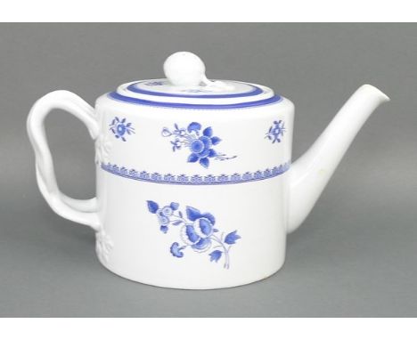 A Spode porcelain part dinner, tea and coffee service decorated in the 'Gloucester' pattern, Y2989, comprising; pair of gradu