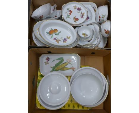 Royal Worcester Evesham tablewares **PLEASE NOTE THIS LOT IS NOT ELIGIBLE FOR IN-HOUSE POSTING AND PACKING** 