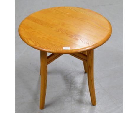 A 24" DIAMETER ERCOL LIGHT OAK OCCASIONAL TABLE    