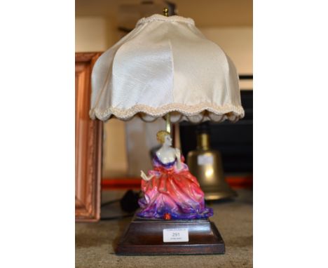 AN OLD ROYAL DOULTON FIGURINE TABLE LAMP WITH SHADE ON STAND    