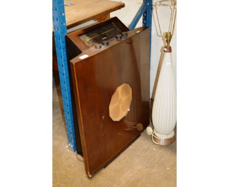 A LARGE &amp; VINTAGE WOODEN CASED RADIO BY MURPHY &amp; A LARGE LAMP BASE    