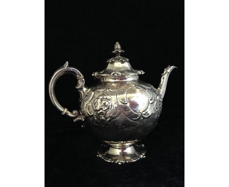 A heavy silver Victorian teapot with all-over embossed floral decoration by Edward, John & William Barnard, London (712 grams