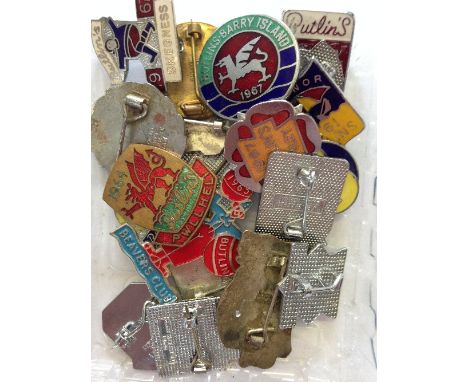 A collection of 20 various Butlins Holiday Camp enamel and other badges.
(R43)
