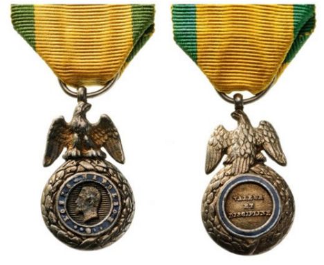 Military Medal  2nd Empire, 2nd Type, instituted in 1852. Miniature Breast Badge, gilt Silver, 23x14 mm, both central medalli