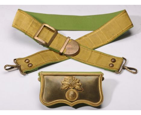 Borderguard Officer cartridge box with belt, md. 1930 The cartridge box made in brass gilt and light green cloth-wool, sizes 