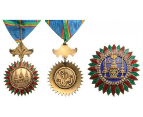 ORDER OF THE CROWN OF SIAM Grand Officer's Set, 2nd Class, 1st Type, instituted in 1869. Neck Badge, 47 mm, gilt Silver, obve