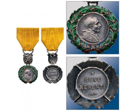 Silver Bene Merenti Medal for Military Merit Round medallion with the busto f Pope Benedict XV facing right, 50x32 mm, surrou