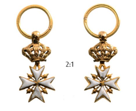 ORDER OF MALTA Knight’s Cross Miniature beginning of 19th Century. Breast Badge, 8 mm, GOLD, both sides enameled (small crack