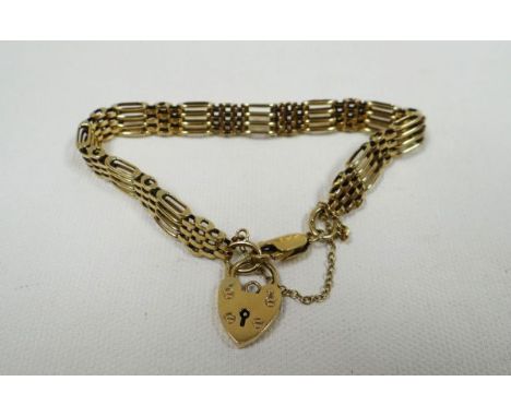 A 9CT YELLOW GOLD GATE BRACELET WITH HEART SHAPED PADLOCK, 16gms