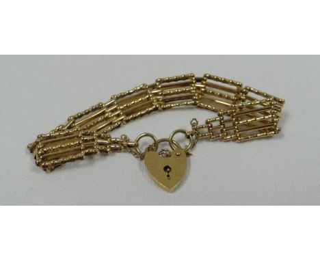 A 9CT YELLOW GOLD GATE BRACELET WITH HEART PADLOCK, 12.6gms