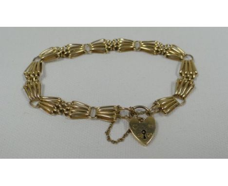 A 9CT YELLOW GOLD GATE BRACELET WITH HEART PADLOCK, 10.8gms