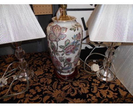 A pair of retro style glass and a Chinese style table lamp