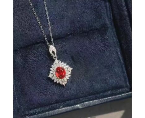 18K gold for women inlaid with high-quality South African diamonds, 0.5 carats of natural pigeon blood red ruby ??pendant, re