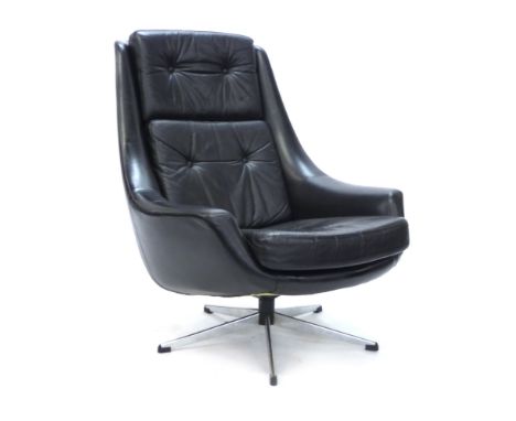 A black button vinyl swivel lounge chair on a five star base   CONDITION REPORT:  Upholstery poor