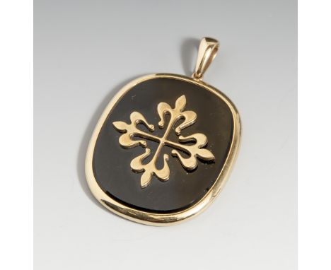 Anhänger 750 GG (Patek Philippe), umgearbeitetes Taschenuhrengehäuse mit eingelegterOnyx-Platte mit Lilienkreuz. Anhängeröse.