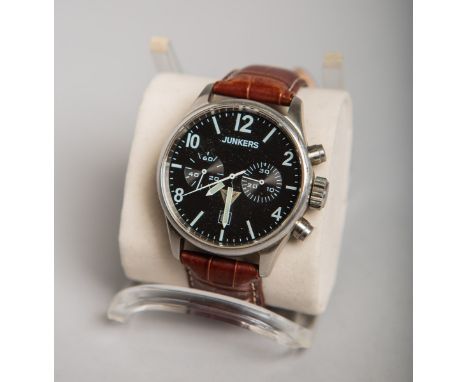 Herrenarmbanduhr (Junkers), Stahl, schwarzes Zifferblatt m. weißen arab. Ziffern u.Indizes, Datumsanzeige, kl. Sekunde, Chron