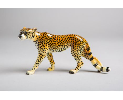Porzellanfigur "schreitender Gepard" (Goebel, wohl 1950/60er Jahre), Porzellan m.polychromer Unterglasurbemalung, aus der Ser