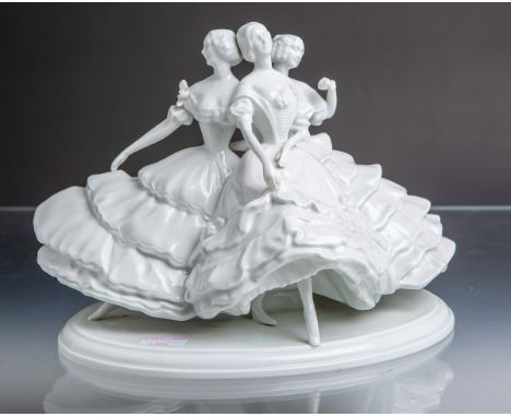 Porzellanfigurengruppe "3 Grazien - Tanzlust" (Rosenthal, Selb), Weißporzellan, monochrom,3 Damen beim Tanz in Ballkleidern, 