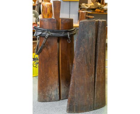 Paar Kummet-Spanner (wohl 19. Jh.), Holz, H. je ca. 124 cm, 1x Kummet anbei. Altersgem.Zustand.