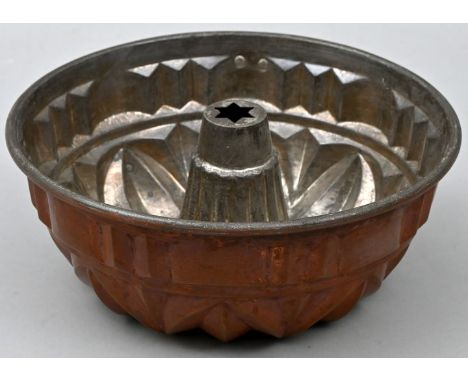   Napfkuchenform, Deutschland, Ende 19./ 1. H. 20. Jh.  Kupfer, innen verzinnt, Bördelrand. Gerippte Wandung. Öse mit Ring. D