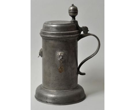   Großer Walzenkrug/ Zunftkrug, Leonberg (?), dat. 1776  Zinn. Zylindrische Wandung mit drei Löwenkopfapplikationen. Deckel a