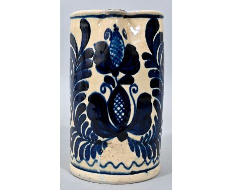   Bäuerlicher Humpen, Siebenbürgen, 19. Jh.  Irdengut, weiß glasiert, in Blaumalerei mit floralem Motiv bemalt. Rand zur Ausg